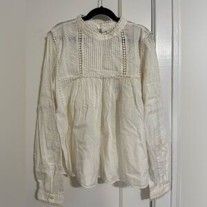 Girl Top white color long sleeves NEW NOT USED has a lace in front and sleeve
